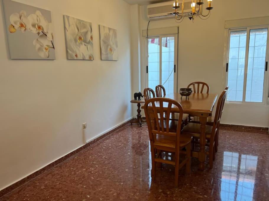 Casa Soleada En Calle Tranquila เซบีญา ภายนอก รูปภาพ