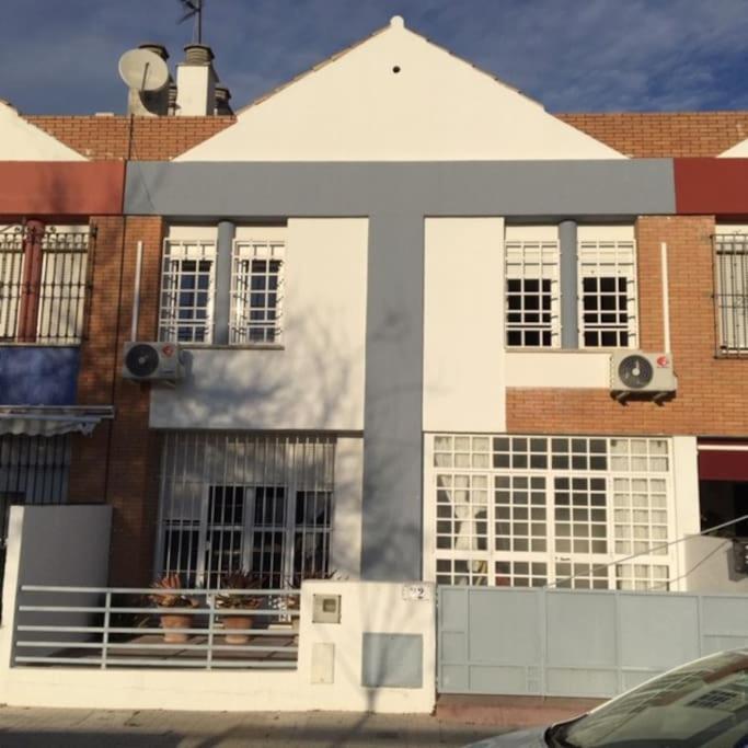Casa Soleada En Calle Tranquila เซบีญา ภายนอก รูปภาพ